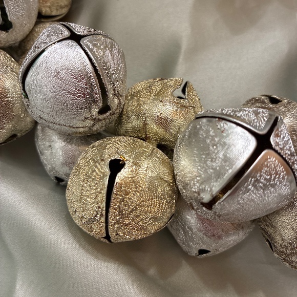 Jingle Bell Wreath Silver Gold Metal 9.5”x13.5” Drop VGUC - Picture 6 of 6